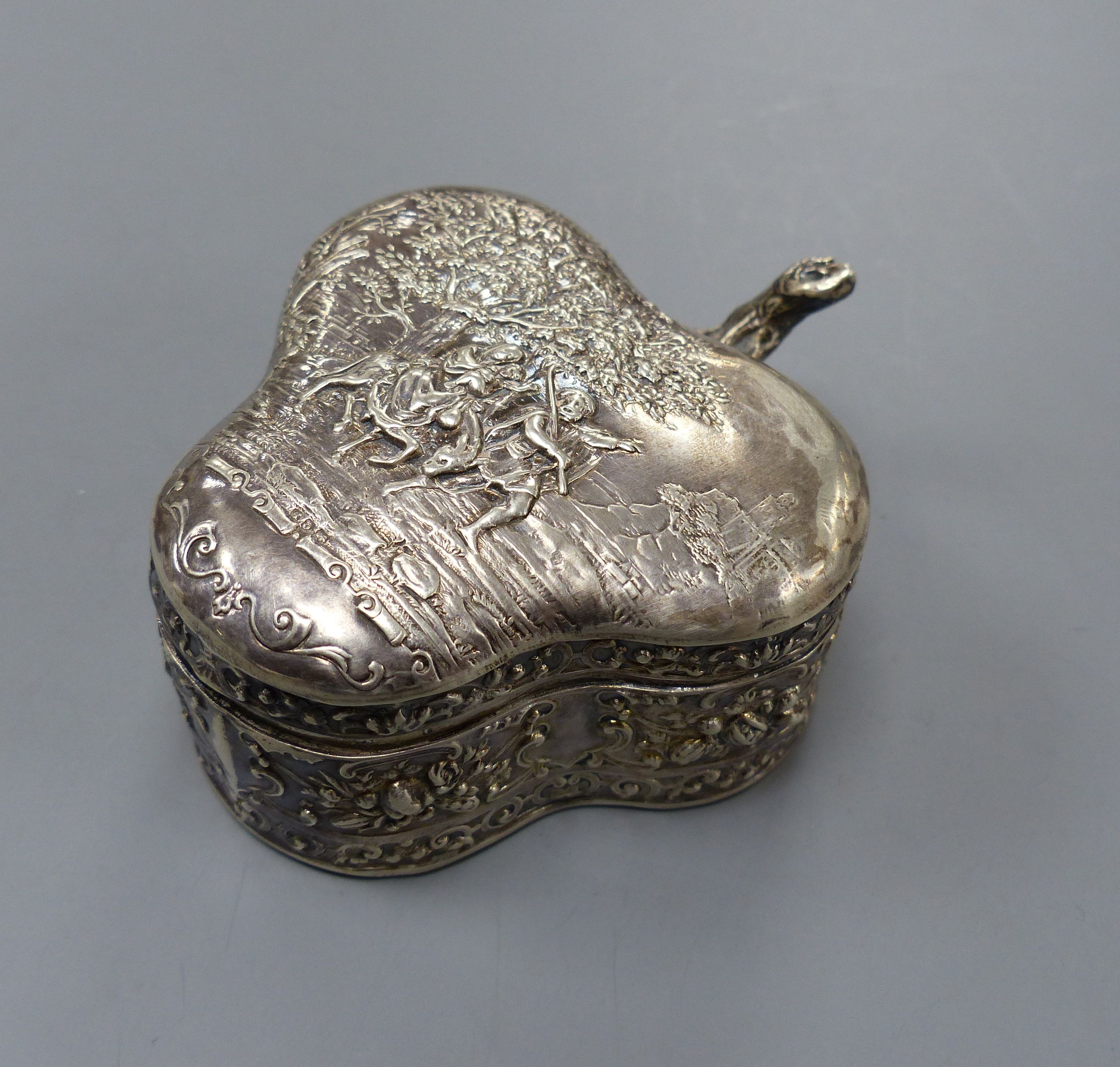 A late Victorian embossed silver clover leaf shaped trinket box, import marks for Chester, 1899, 89mm